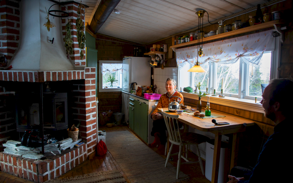 Sofie Werner sitter vid bordet i sin fjällstuga i Handöl, Jämtland