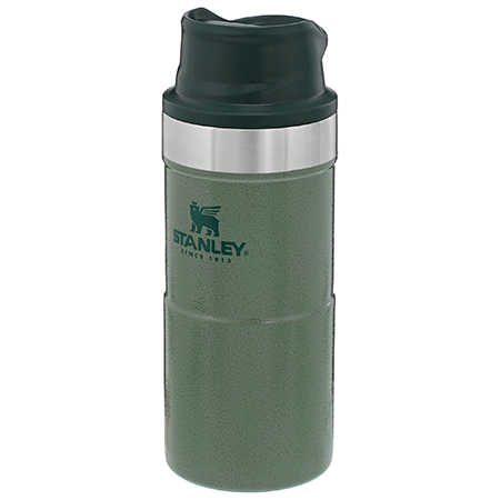 Grön termosmugg i rostfritt stål modell stanley classic trigger action travel mug