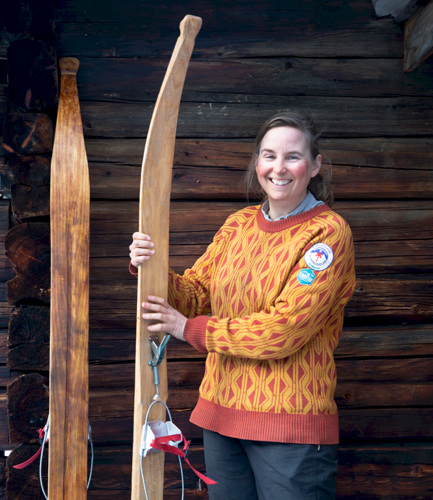 Sofie Werner med skidor i trä som hon gjort själv.