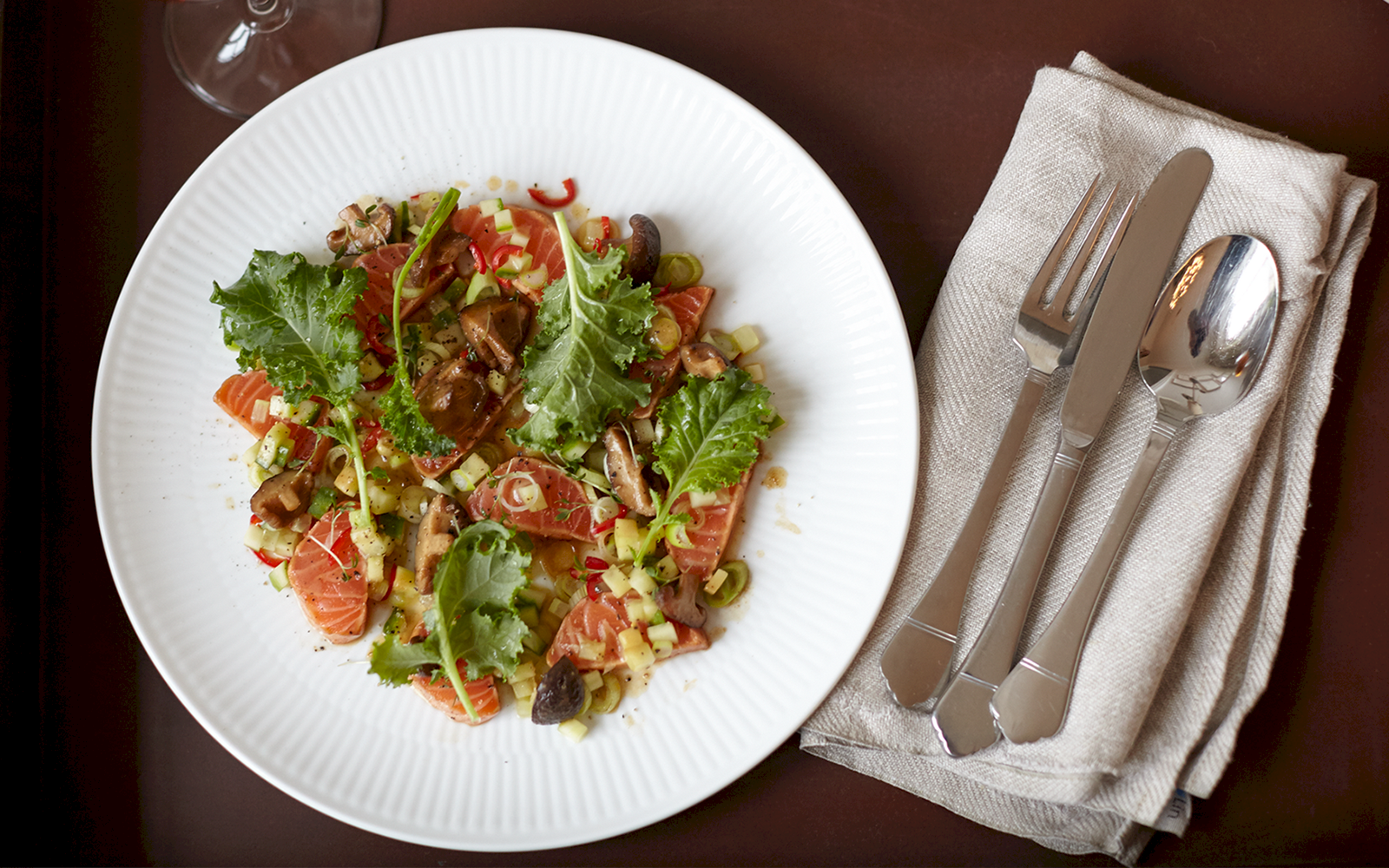 Sallad på lax med grönkål – Tommy Myllymäkis recept