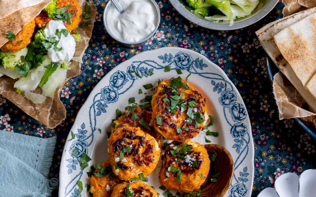 Vegetariska morotbiffar i pitabröd med matyoghurt samt brocooli- och vitkålsråkost.