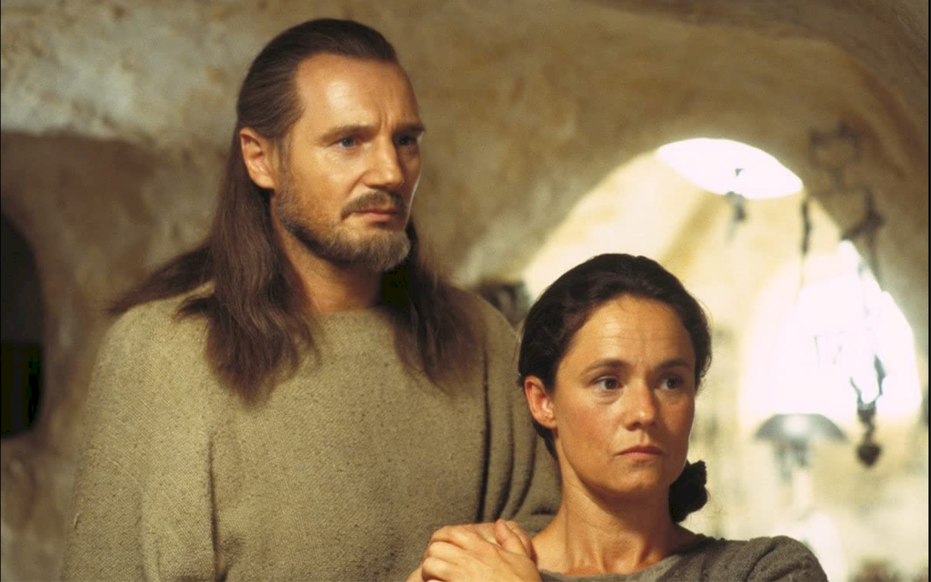 Pernilla August och Liam Neeson i Star wars episod 1 - det mörka hotet