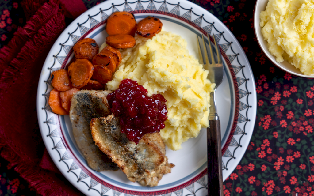 Strömmingsflundra med citronpottismos och stekta morötter.