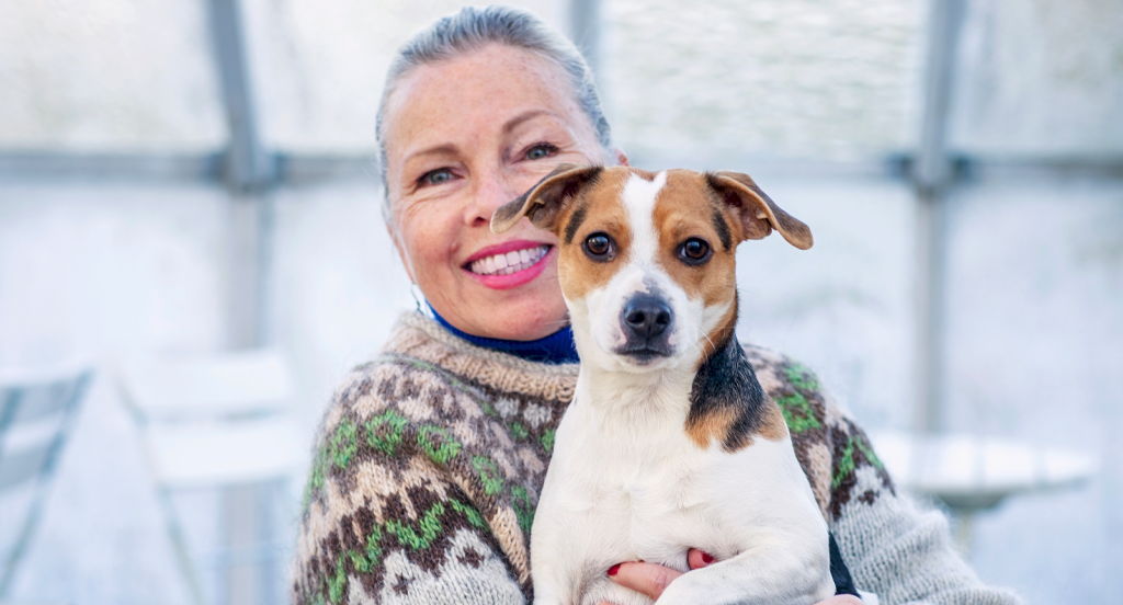 Görel Crona med sin jack russell hund Rally.