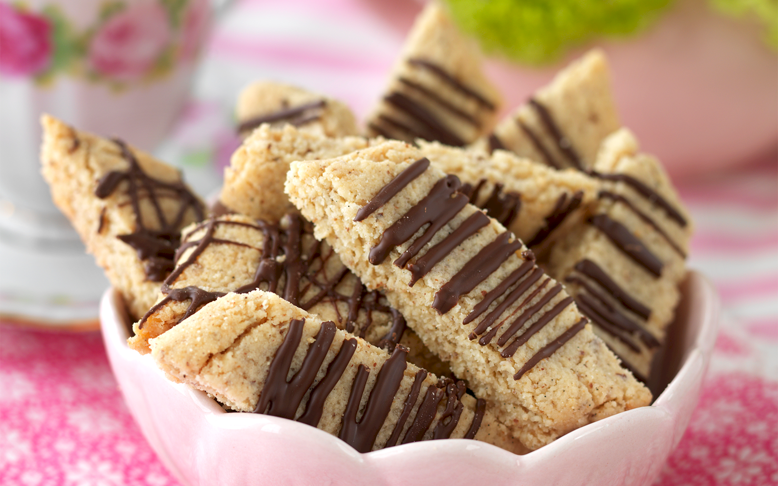 Glutenfria skurna småkakor med chokladrippel