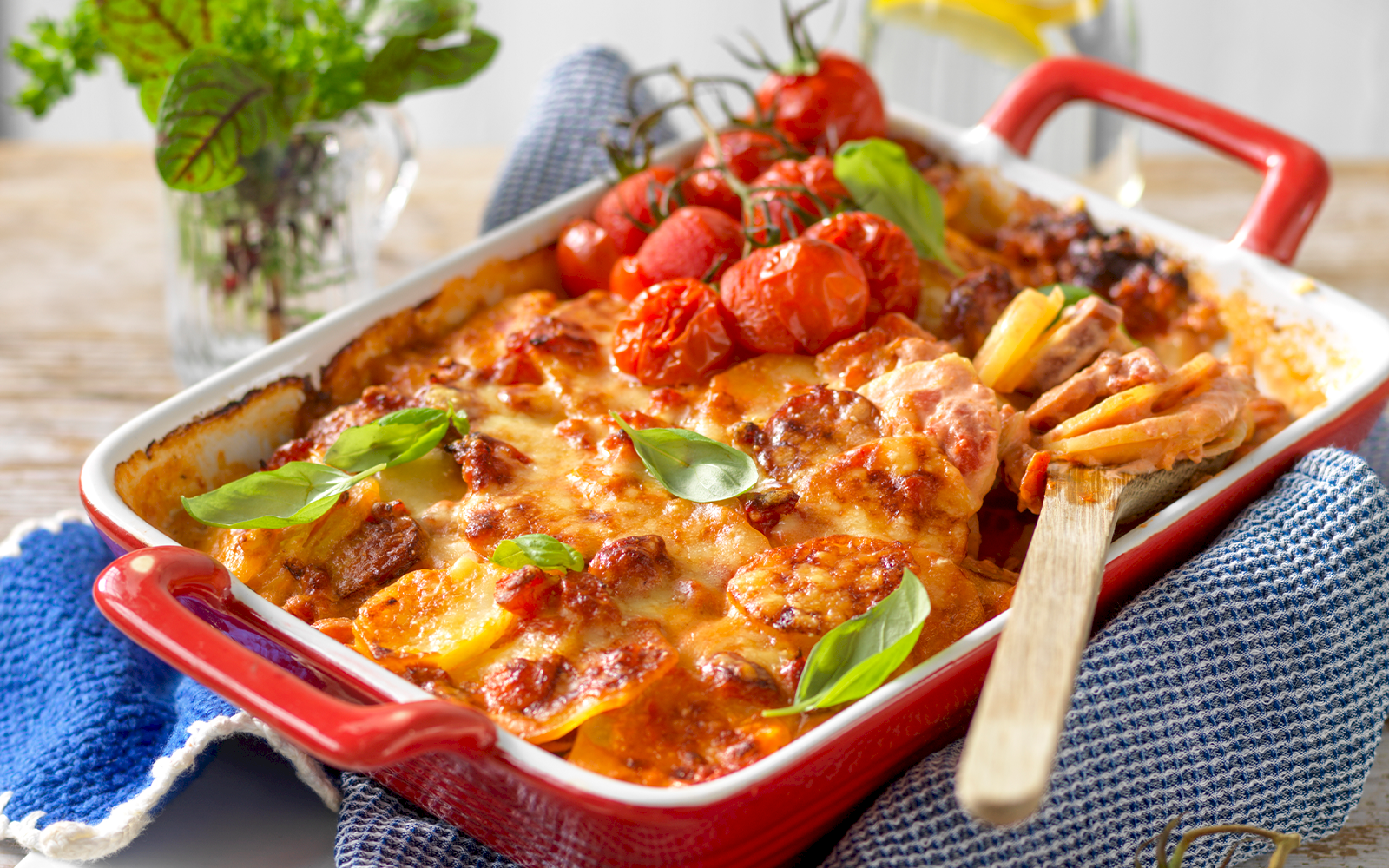 Potatisgratäng med kryddig korv