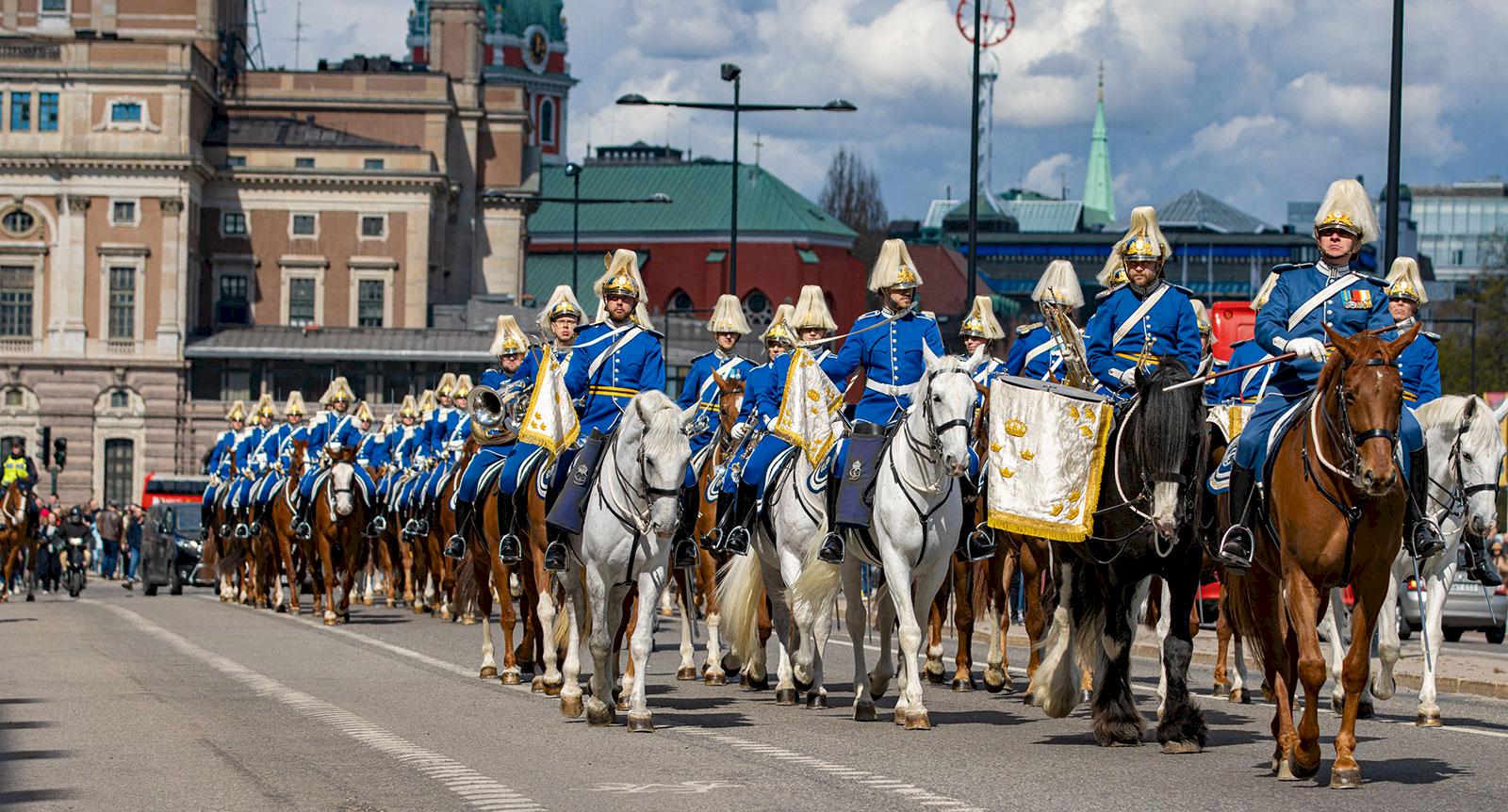 Ljudet av ­hovar och trumpeter lockar turister världen över till vaktparaden i Stockholm