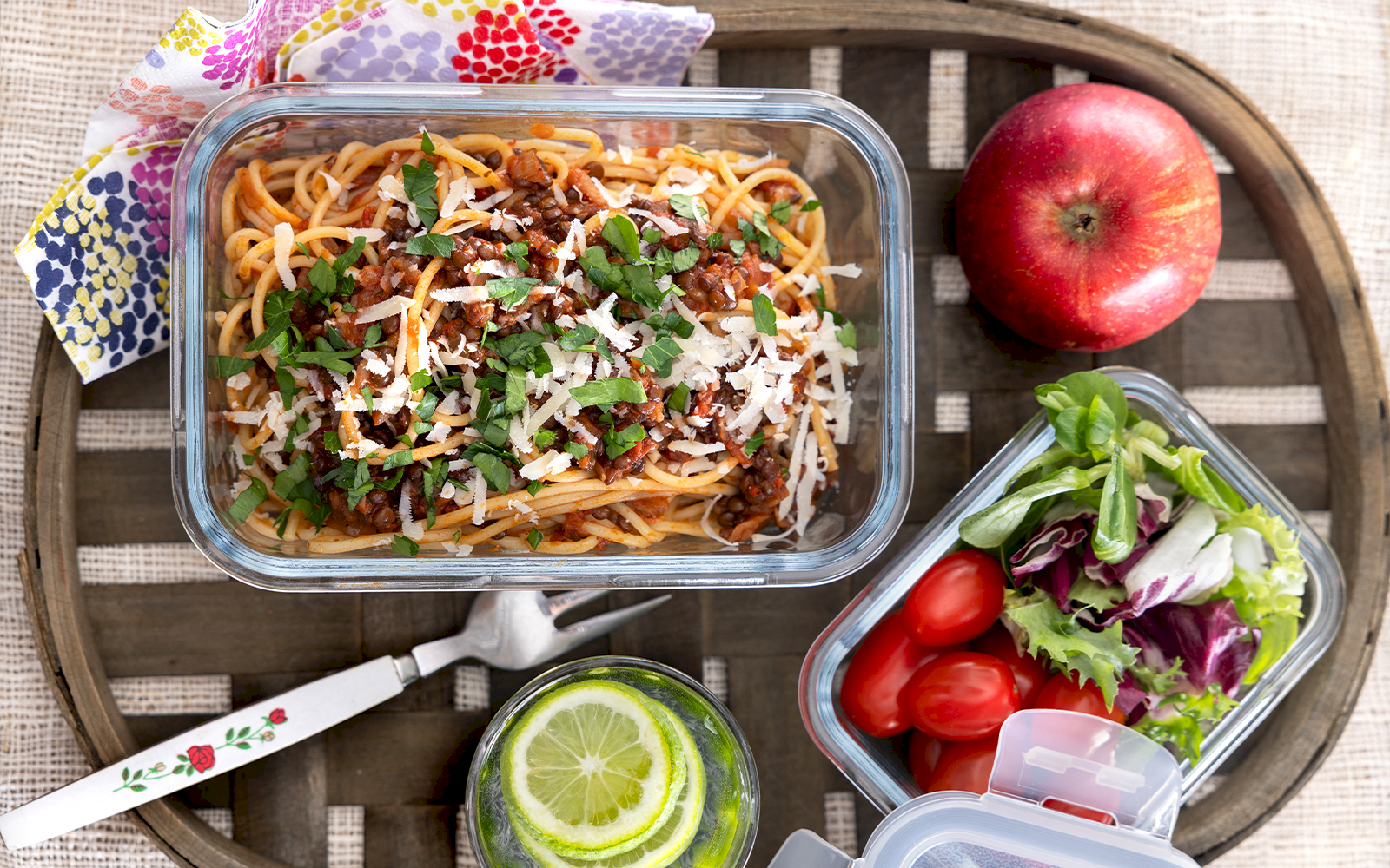 Vegetarisk bolognese på belugalinser med ajvar och mynta