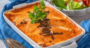 Fläskfilé under ett täcke av grädde, chilisås och sparris