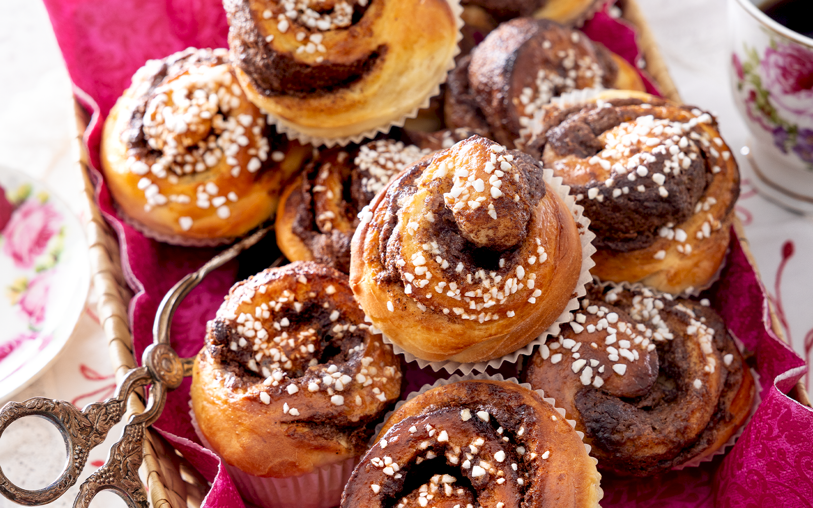 Nötkrämsfyllda bullar med kanel