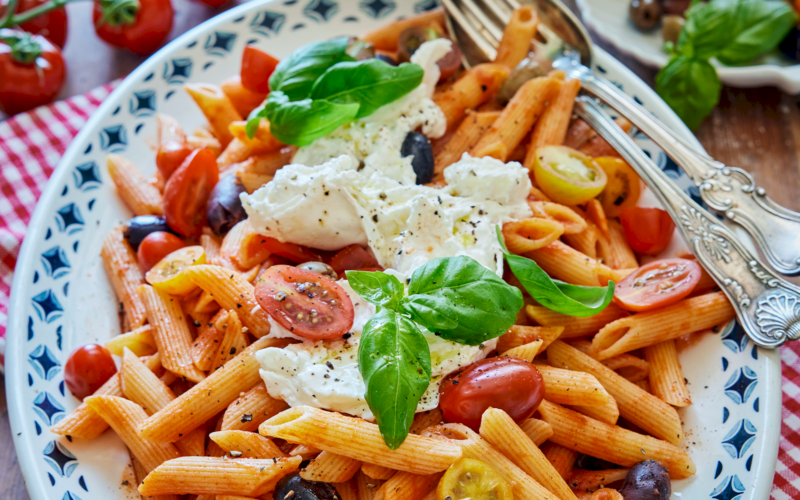 Pennepasta med tomatsås och burrata