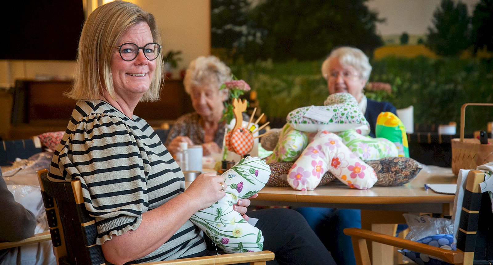 De gör bröstkuddar åt cancerpatienter: ”Vi syr kuddar fulla av kärlek”
