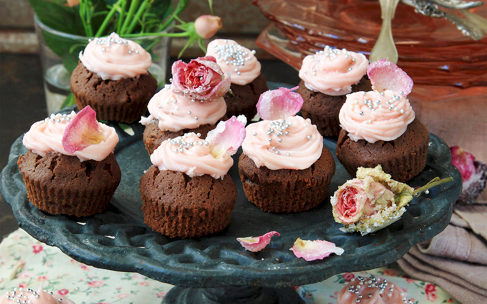 Browniemuffins med rosenfrosting