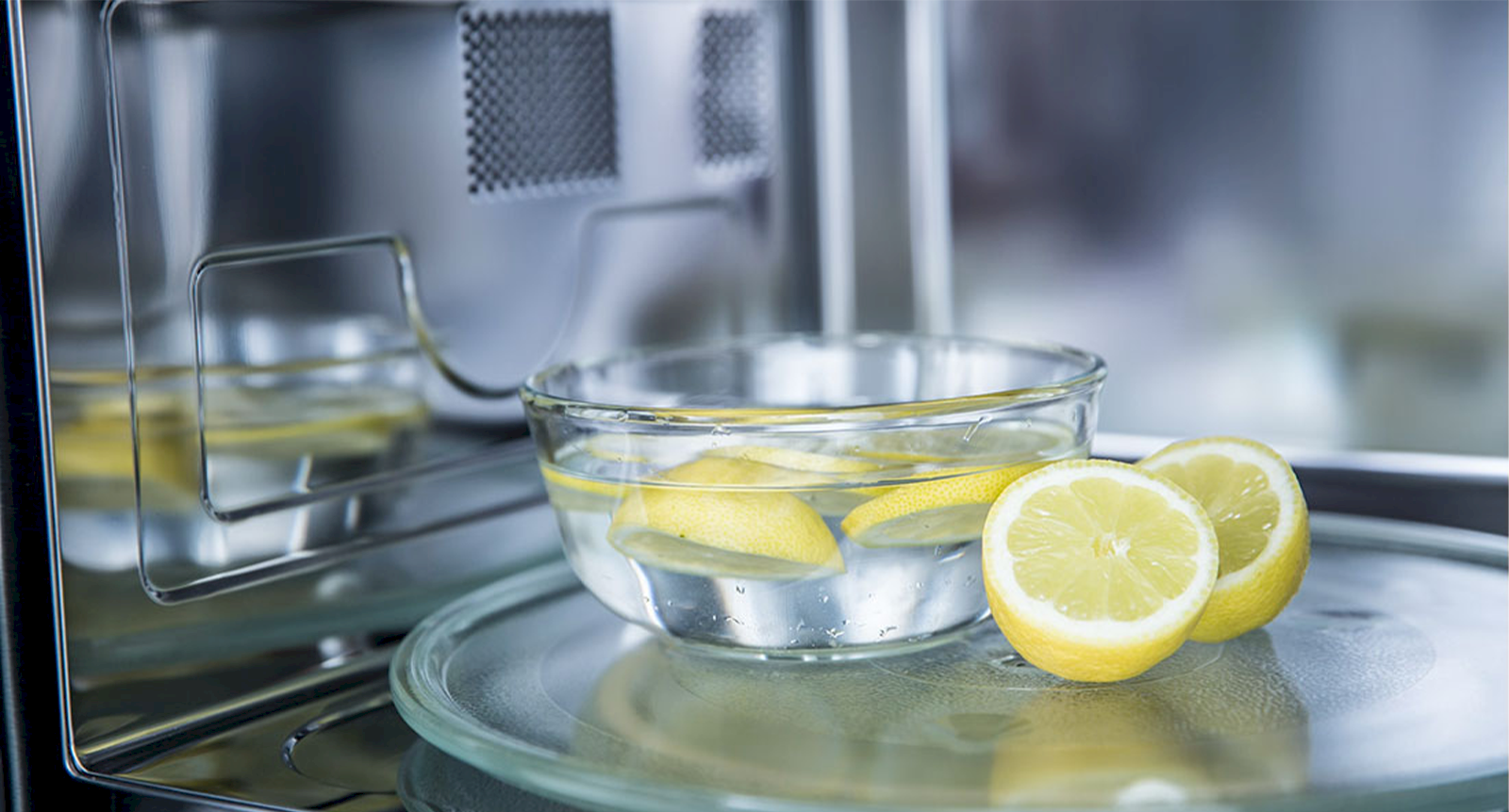 Så rengör du mikrovågsugnen – med citron