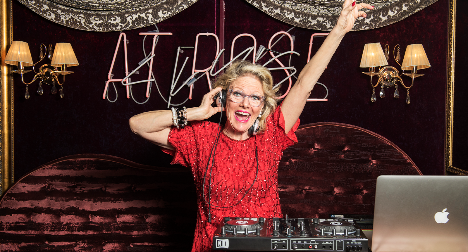 DJ Gloria, 80, fyller dansgolven: ”Speciellt män är chockade över att det är så roligt!”