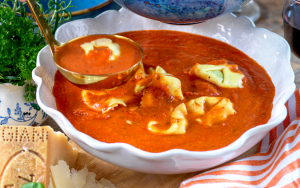 Tomatgryta med tortellini och parmesan