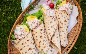 Tunnbröd med räkröra och omelett