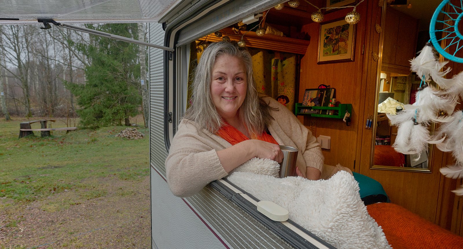 Kerstin bytte villaliv mot husbil på 10 kvadrat: ”Vad ska man med en massa prylar till?”