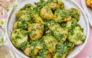 Färskpotatissallad med dillpesto