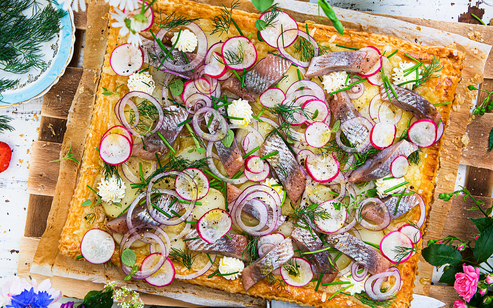 Smördegsflan med matjessill och färskpotatis