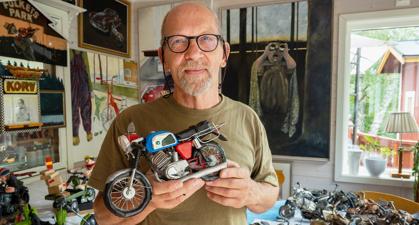 Tomas gör mini-motorcyklar av skräp: Jag samlar lite krafs som ”skulle kunna bli nånting”