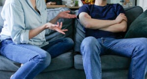 Lotta: Min svärmors alkoholproblem förstör mitt äktenskap