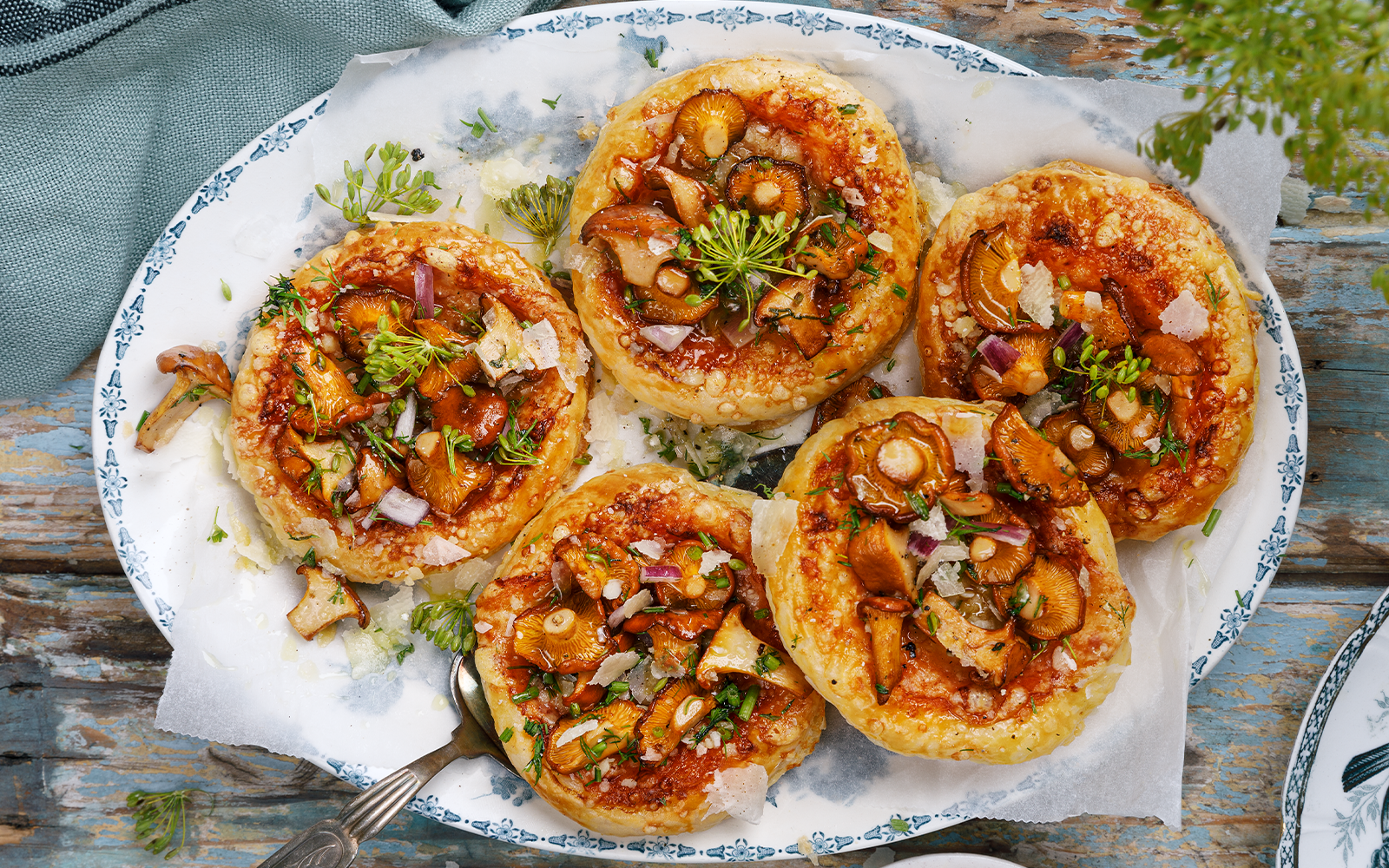 Smördegspizzor med kantareller