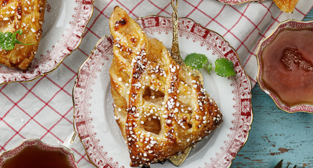 Äppelbakelser på färdig smördeg