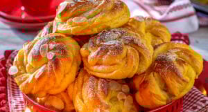 Saffransbullar med mandelmassa