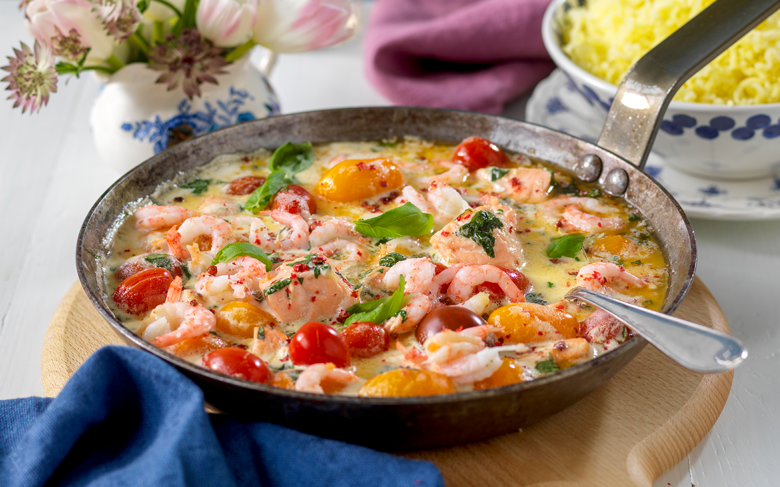 Krämig laxpanna med tomater