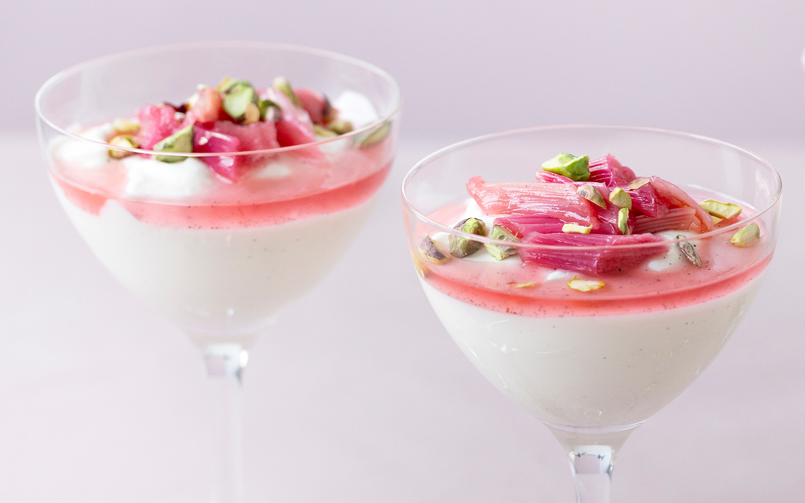 Pannacotta med bakad rabarber