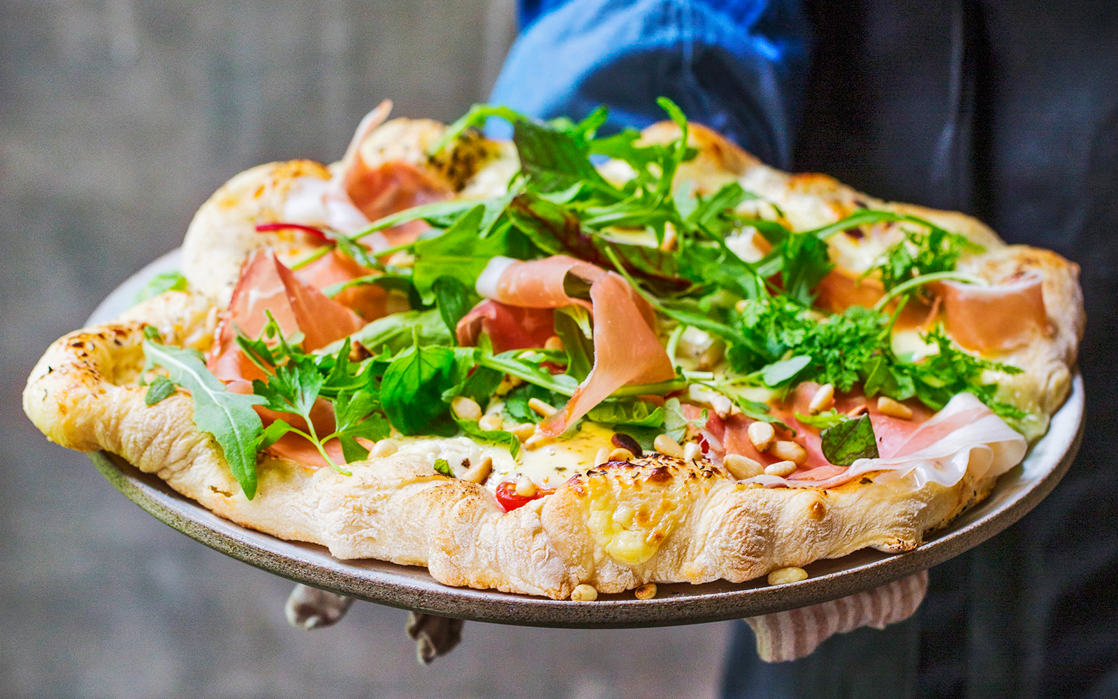 Vit pizza med parmaskinka och rucola