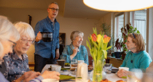 Volontären Santiago Piva bjuder hem äldre på fika: ”Det är ju väldigt viktigt att bryta ensamheten”