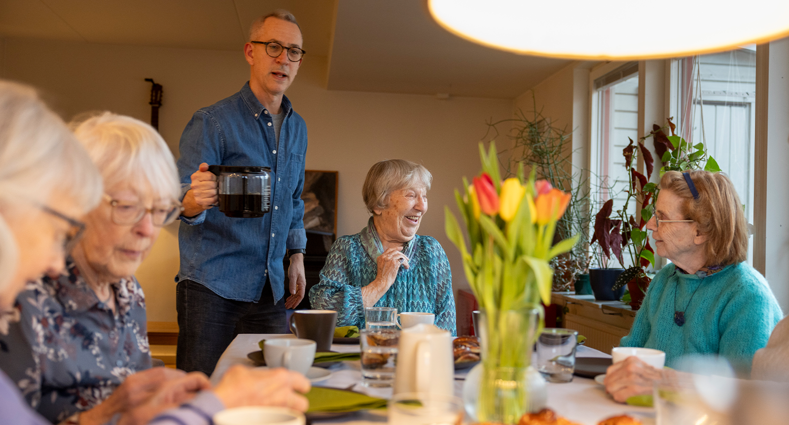 Volontären Santiago Piva bjuder hem äldre på fika: ”Det är ju väldigt viktigt att bryta ensamheten”