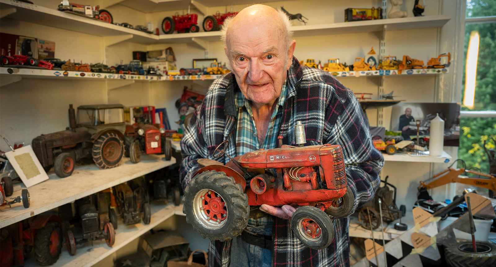 Bengt Carlbinder, 90, gör traktormodeller i miniformat: ”Det ska vara lera, rost och skit”
