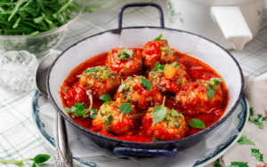Färsbullar i mustig tomatsås