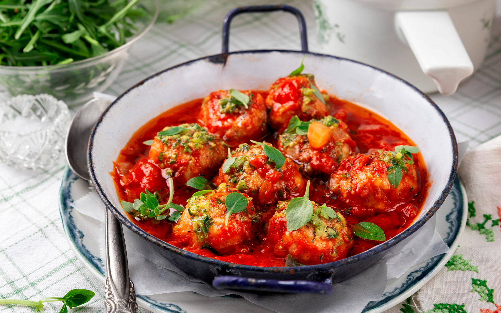 Färsbullar i mustig tomatsås