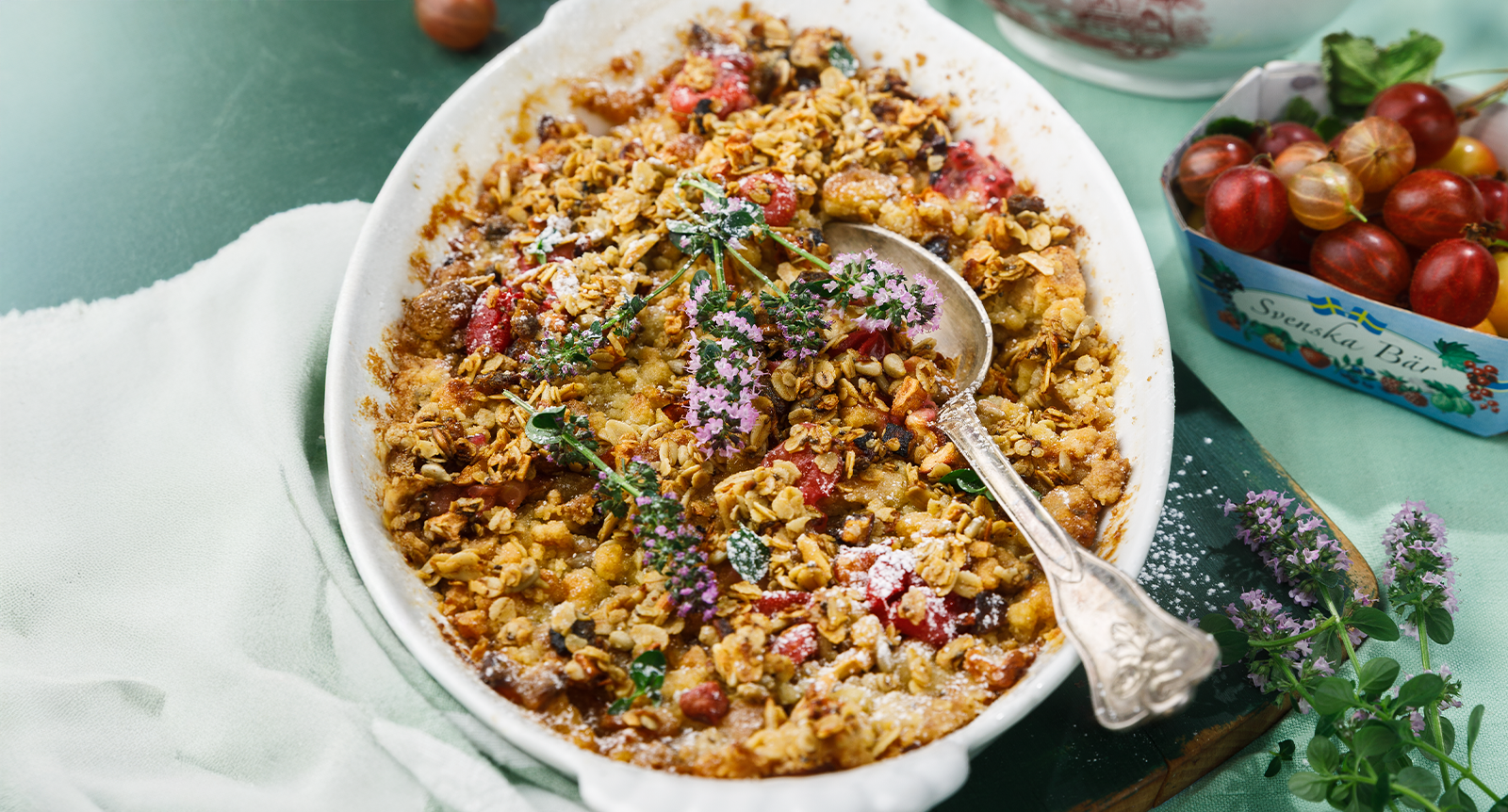 Müslipaj med krusbär och vaniljglassås