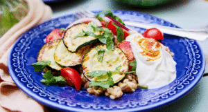 Tomatsallad med harissa och squash