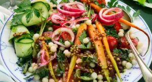 Sallad med morötter och picklad lök