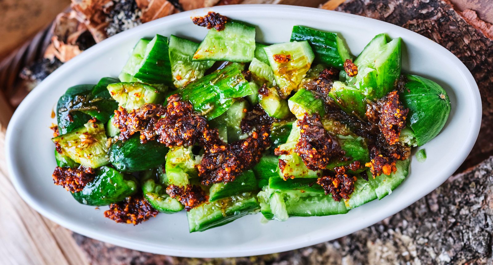 Smashad gurksallad med chili crisp – Jonas Crambys recept