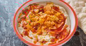 Hummus med harissasmör och potatischips – recept av Jonas Cramby