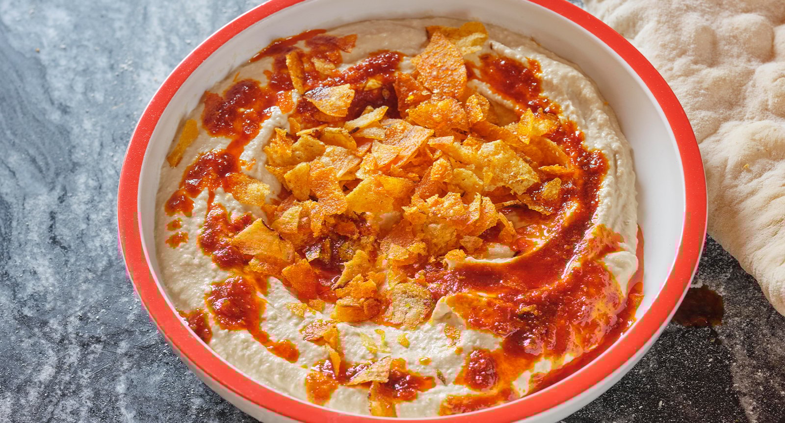 Hummus med harissasmör och potatischips – recept av Jonas Cramby