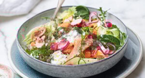 Sallad med lax och yoghurtdressing