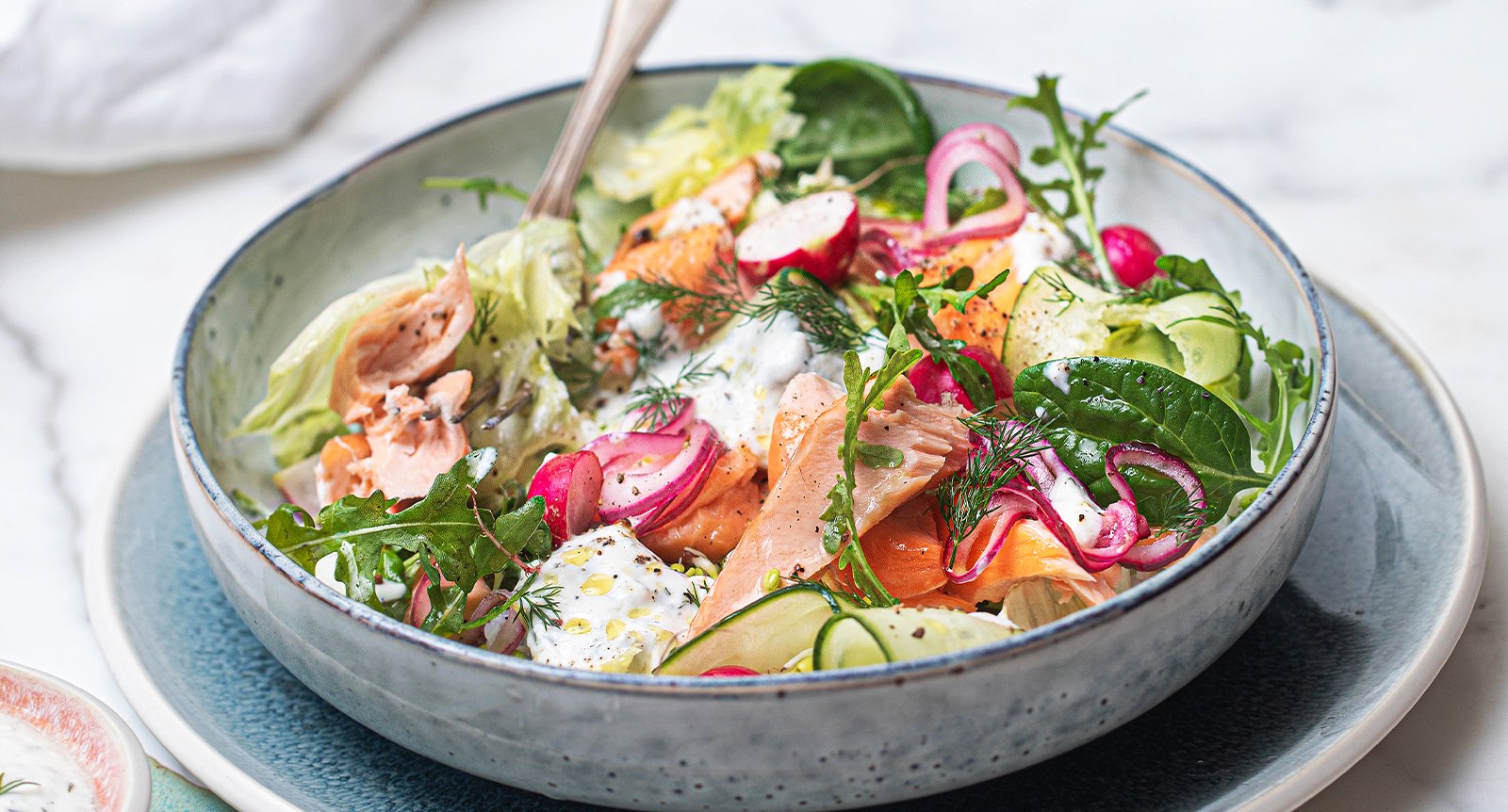 Sallad med lax och yoghurtdressing