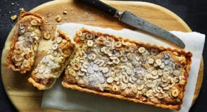 Krusbärspaj med biskvitäcke