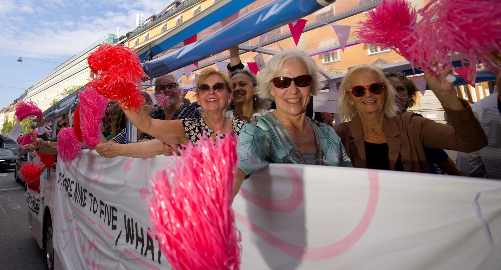Pensionen är värd att firas! 500 nya pensionärer intog Stockholm med partybussar