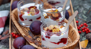 Plommontrifle med grädde och mandelbiskvier