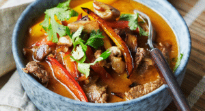 Köttgryta med röd curry och svamp