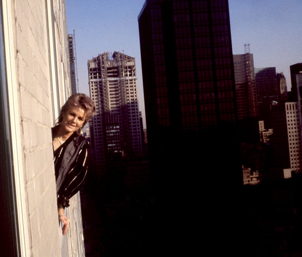 Anni-Frid Lyngstad tittar ut genom fönster i New York, 1982.